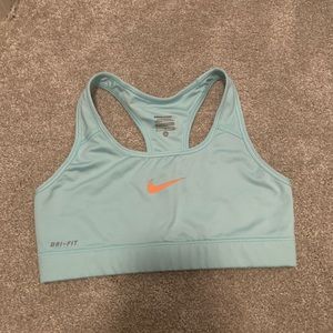 Women’s Nike drifit sports bra small